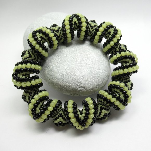 Uranium glass Beadwoven Cellini Bangle - Picture 3 of 14